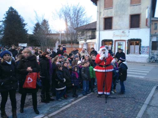 Anche quest anno i bambini hanno atteso l arrivo di Babbo Natale che, in maniera inconsueta, si è calato dal campanile della chiesa parrocchiale, non senza qualche brivido causato dalla barba