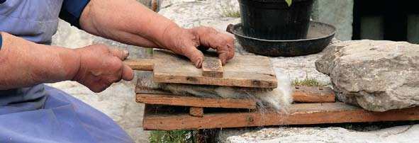 Gar gaše (gre beni) su dvije tanje daščice veličine oko 20 25 cm, jedna kao lo pa tica s ručicom i druga s manjom ruč kom.