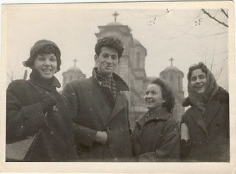 Danilo Kiš con le colleghe della prima generazione degli studenti presso il dipartimento per la Storia della letteratura mondiale, Ljuba Mihajlović (la prima da sinistra), Jelena Čolović i Mirjana