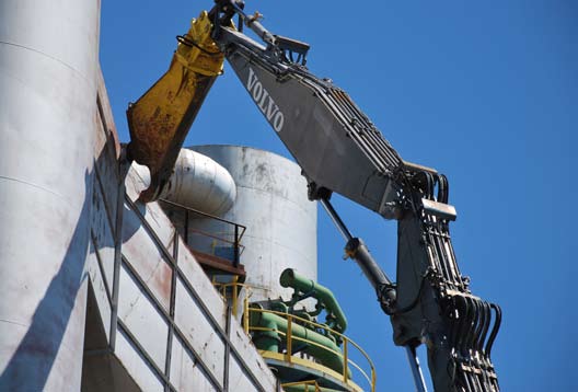 cugini per pianificare questa demolizione ancora Cinerari, abbiamo pensato di avvalerci di una nostra pala Volvo L120E, ma di risparmiare il lungo viaggio ad uno dei nostri escavatori da demolizione,