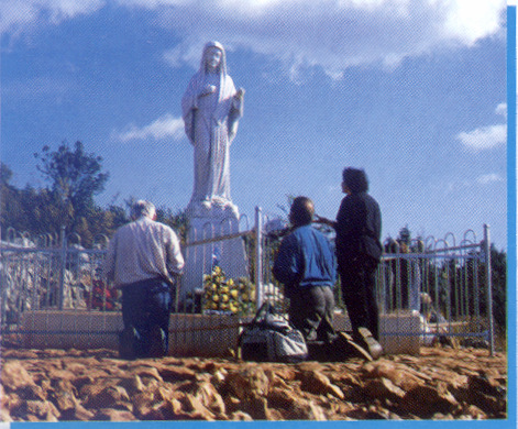 Tèra ròssa ch a parla d dolor e a conta le pèn-e dla gent Muraje grise, scrussìe ch a pioro n passà d soferensa E peui tante cros tra le boschin-e servaje ch a mostro le spin-e Cros ch a parlo e a