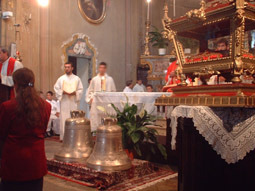 cola giòstra ch as vèd travers le finestre. A pìo lë slans, së sfòrzo, peui s artiro, a torno fòra, a biauto n sa e n là come nt un gieugh alegher ëd masnà: mincatant a s arpòso, peui s arpìo.