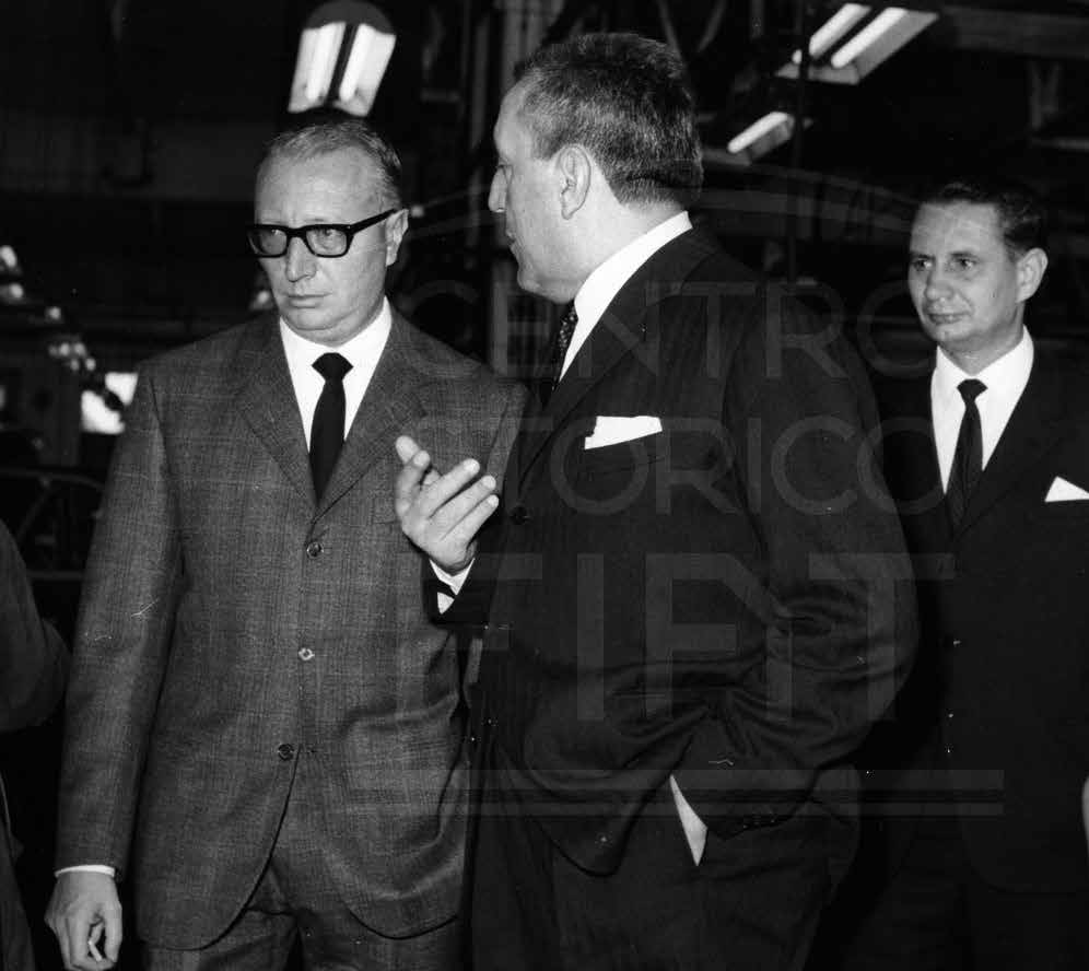 co in una mostra al parco Sokolniki a Mosca nel 1962, in occasione della prima Esposizione dell industria italiana in Russia. I colloqui proseguirono anche con l impegno personale di Valletta.