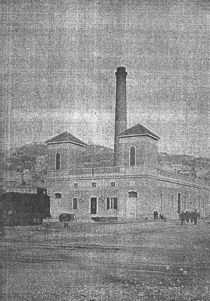 Figura 13 - La centrale di pompaggio o Officina idraulica, in una fotografia dell'epoca, vista dal lato dell ingresso uffici, con le due