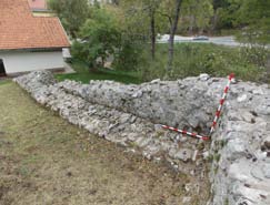 Le mura occidentali nella parte inferiore settentrionale della fortezza; vista verso sud (Foto: J. Kusetič) Fig. 134. Ortofoto del muro trasversale della fortezza (fonte: Archivo ZVKDS) Fig. 127.