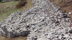 Kusetič) La torre sud-ovest della fortezza Brusin riteneva che questa torre, costruita nella parte più elevata della fortezza inferiore, fosse stata aggiunta successivamente,