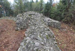 Sulla base della tecnica costruttiva Petru ipotizzò che la torre fosse stata costruita contemporaneamente alle mura della fortificazione e che fosse coeva anche la muraglia di