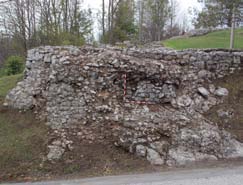 L alloggiamento inferiore del piedritto della porta scavato nella roccia viva, vista dall alto (Foto: Archivio AONMS) Fig. 162.