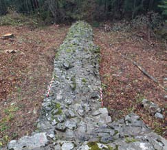 Ancora prima di raggiungere la zona a nord della strada, il muro si restringe fino allo spessore di un metro.