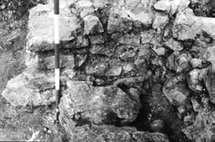 (Archivio AONMS). Fig. 278. Il supporto sporgente dalla muraglia (a sinistra); vista verso est.