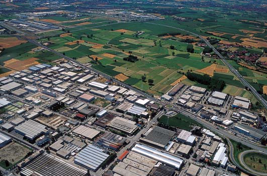 Sotto: prezioso suolo agrario sconvolto dai lavori di costruzione di un nuovo svincolo della Tangenziale di Torino presso Collegno, giugno 2004.