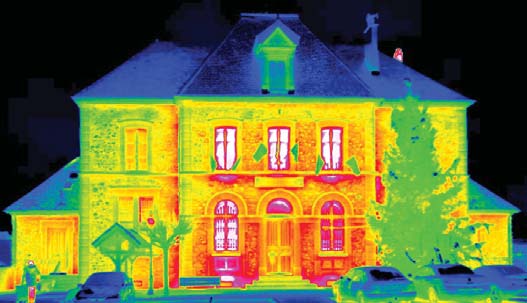 La casa come laboratorio per il risparmio energetico AGIRE La termografia di un edificio, acquisita da una termocamera nel campo dell infrarosso, evidenzia - tramite una scala di colori - il livello