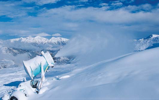 «Le stazioni turistiche a quota più bassa, la cui sopravvivenza economica è stata messa in difficoltà dagli inverni miti, potranno impegnarsi nel ridurre o abbandonare il turismo invernale legato