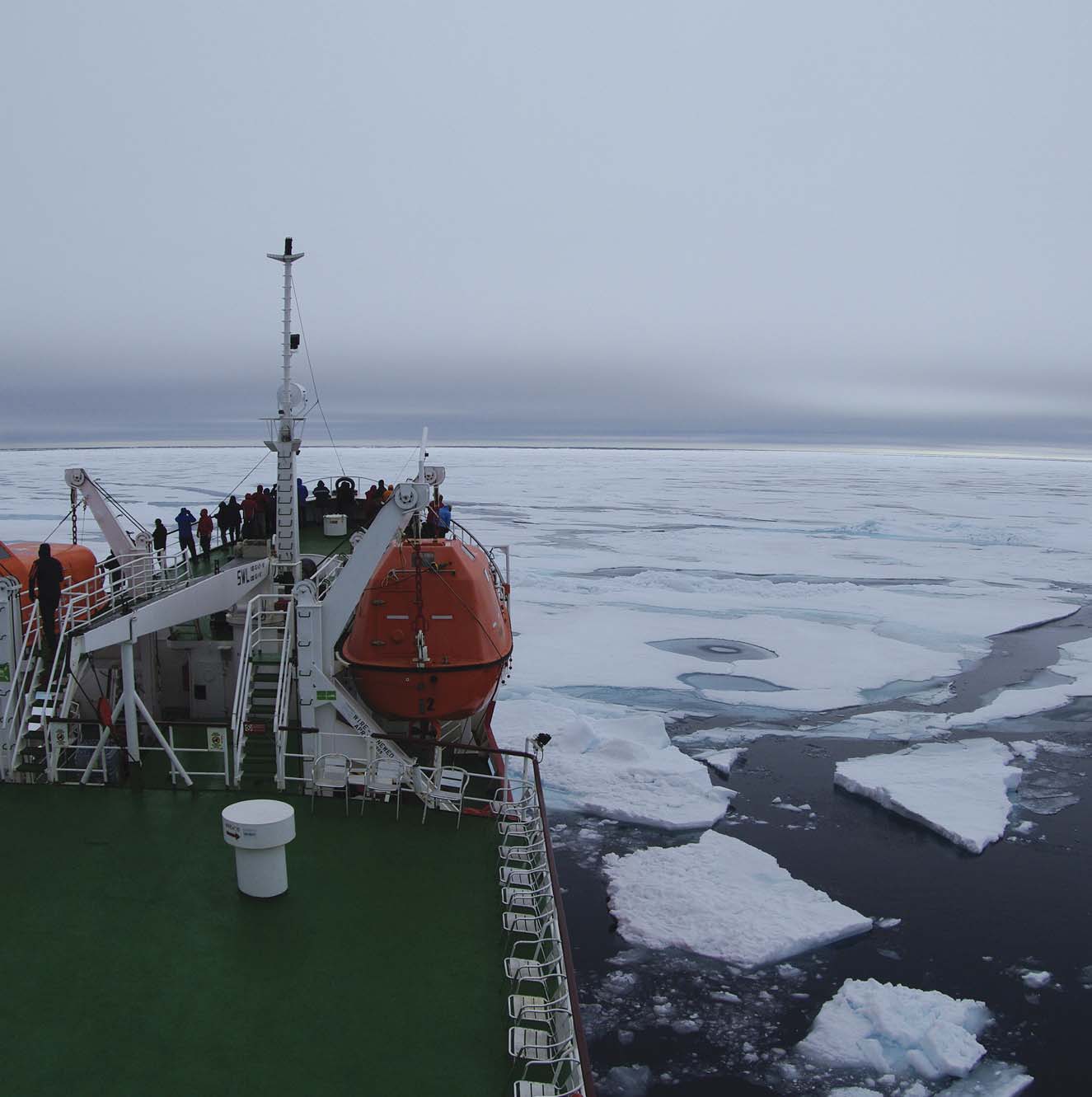 Una nave rompighiaccio affronta la banchisa intorno alle isole Svalbard (Artico norvegese) nell agosto 2009: l estensione del ghiaccio marino artico è in veloce riduzione in questi anni, e a fine