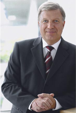 Frank-Peter Arndt Membro del consiglio di amministrazione della BMW AG Produzione «Made by BMW Group» L obiettivo impostosi da BMW Group è quello di occupare una posizione di