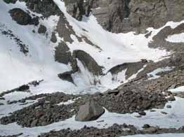 glaciale: si possono suddividere in laghi di circo, quando occupano conche modellate nella roccia in posto dai ghiacciai nella loro parte iniziale, e laghi vallivi, occupanti conche presenti lungo l