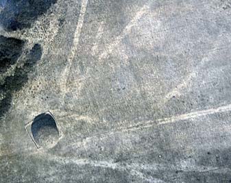 Nella foto del 1911 si vedono numerosi oggetti circolari che proiettano ombre notevoli: se ne possono individuare, dall alto in basso, quattro nella parte visibile dell Isola Sacra 95 ; undici nel