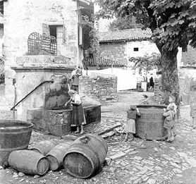 FOTO La piaga dell'acqua Nella fotografia, cortesemente concessa dal "Gazzettino" di Venezia, una donna alla fontana pubblica in Friuli verso la fine degli anni Cinquanta.