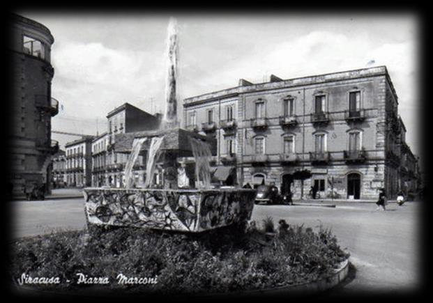 Pozzo degli ingegneri. Un toponimo urbano che conserva la forma antica della parlata siracusana. - Fig. 1 Fontana di Piazza Marconi opera dell artista siracusano Pippo Caruso anni 70.