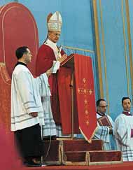 Siena; a destra, Paolo VI mentre pronuncia il