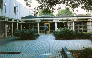 Van Eyck, infatti, nella Casa dei Ragazzi realizzata alla fine degli anni cinquanta ad Amsterdam, riproduce all interno di un edificio la ricchezza funzionale e spaziale di una città; per questo