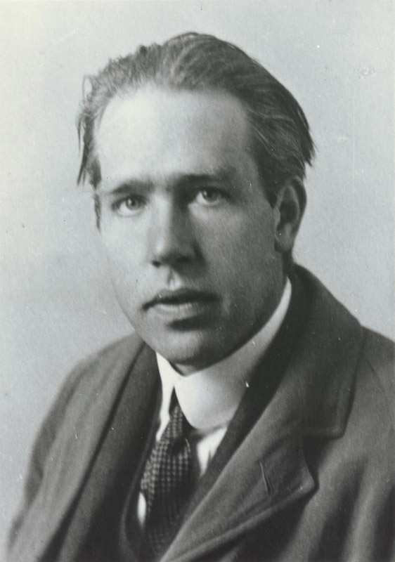 3.. L atomo di idrogeno secondo Bohr 16 Figura 3.1: Niels Henrik David Bohr Nobel per la fisica 19.[50] Figura 3.