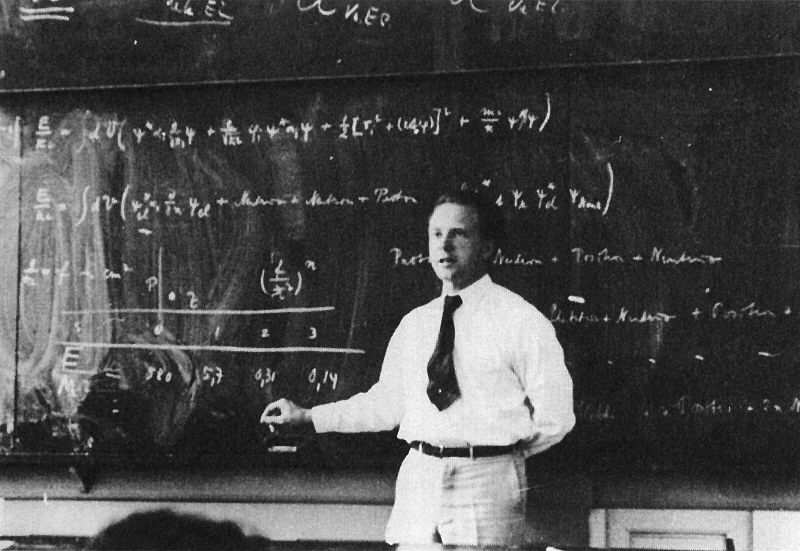 35 Capitolo 4. La meccanica ondulatoria Figura 4.8: Werner Karl Heisenberg premio Nobel per la fisica 193.