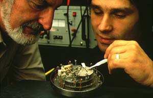 5.5. L effetto tunnel 6 Microscopio a scansione per efetto tunnel Nel 1981, Gerd Karl Binning e Heinrich Rohrer presso il laboratorio di ricerca IBM di Zurigo svilupparono uno strumento atto ad