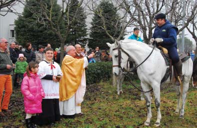 cartelli con scritte sui festeggiamenti in corso presso il vicino Santuario.