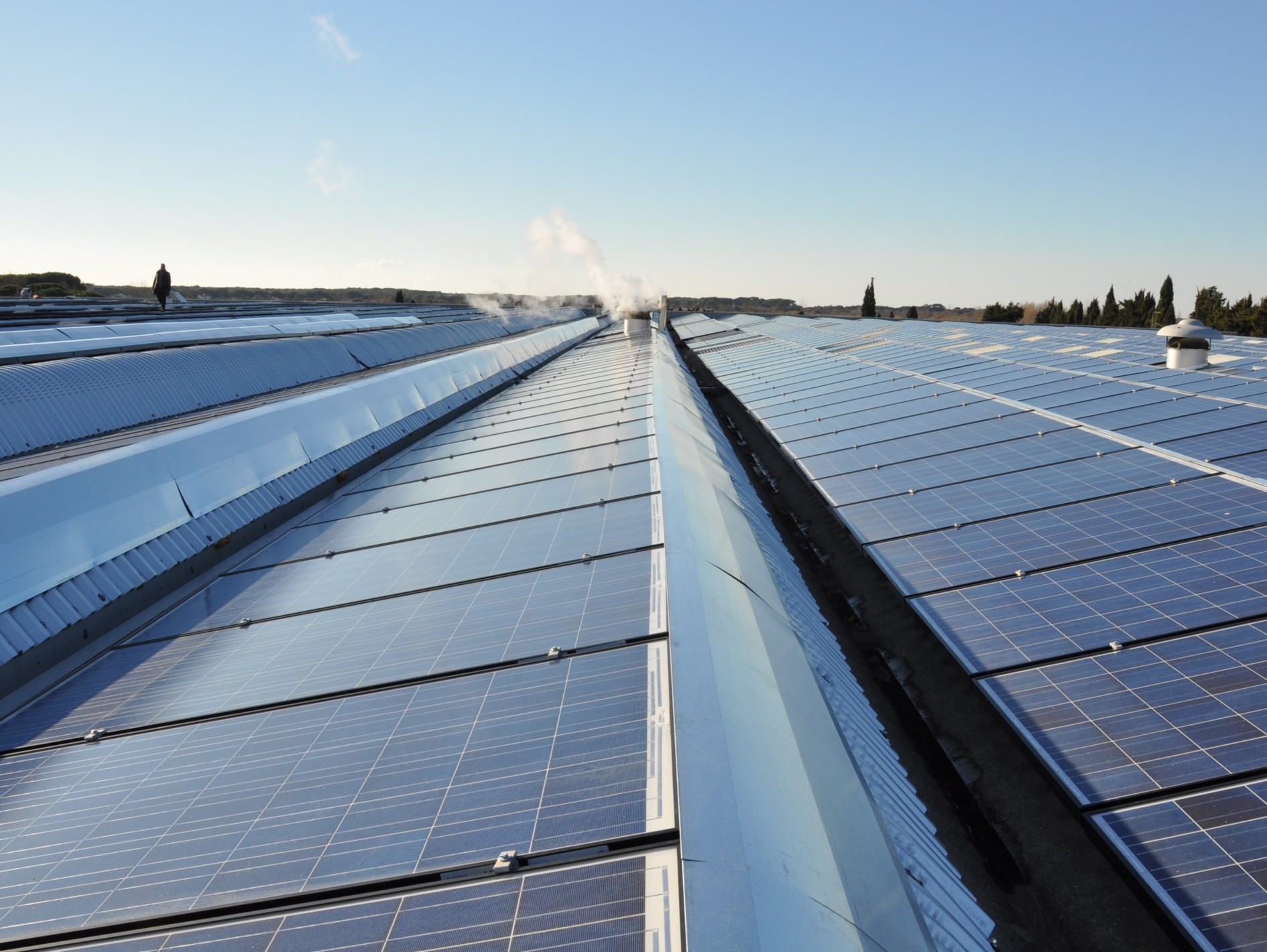 10 Le Soluzioni Il Fotovoltaico per l industria Idea brillante per il futuro della tua AZIENDA Per le Azienda che hanno elevati consumi di energia elettrica la realizzazione di un impianto