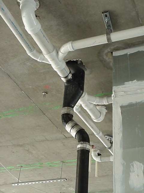 Ventilazione secondaria È costituito da una colonna di ventilazione posata accanto alla colonna di scarico, alla quale si allacciano dei collettori di ventilazione con relative diramazioni di