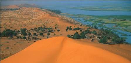 AFRICA È il più importante corso d acqua dell Africa Occidentale, ma la sua esistenza è sempre più minacciata dall azione dell uomo Niger, il fiume tra città leggendarie e crisi ecologiche di Silvia