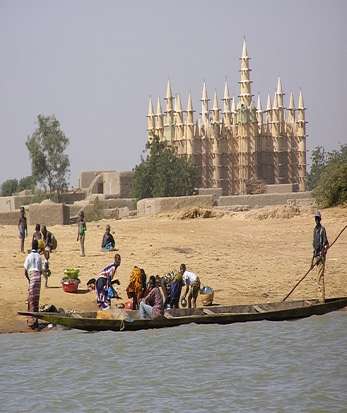 intermedia rispetto Bamako e Gao anch essi importanti centri economici e limitrofa alla falesia di Bandiagara, territorio dei Dogon.