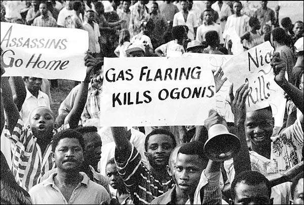 Il controllo dell oro nero Gi{ nel corso degli anni 60, si registravano le prime proteste contro lo sfruttamento indiscriminato della regione del Delta del Niger, ma solo nell ultimo decennio del XX