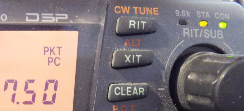 A.10) KENWOOD TS 2000 SESSIONE PACKET Il TS 2000, è un apparato dalle mille peculiarità, lavora discretamente bene in HF, ottimamente in VHF-UHF in banda laterale.