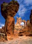 l esperienza del viaggio 46 Stati Uniti Arches National Park (Utah) Utah Caratterizzato da oltre duemila archi di arenaria e monoliti scolpiti dal tempo che ritagliano ognuno una fetta di cielo come