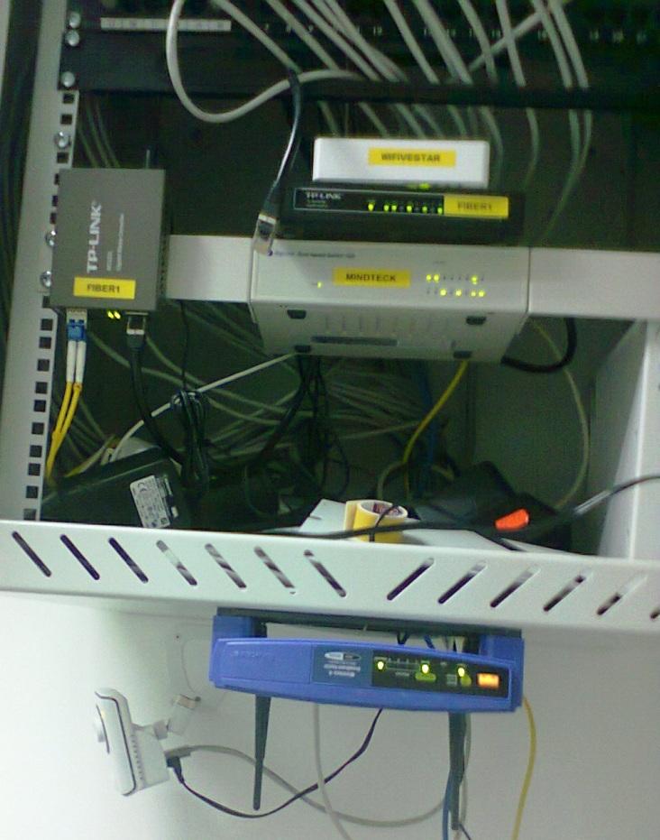 FIG. 2 MOBILE RACK APPARATI CPG Il router ❶ è connesso alla rete pubblica attraverso al porta 1 ed attraverso la porta 2 instrada i dati al router ❷, che provvede a connettere