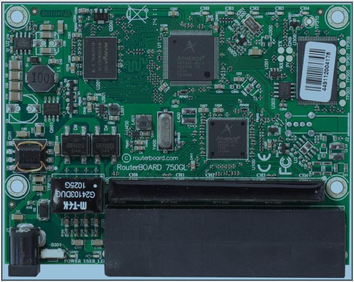 FIG. 3 - MIKROTIK: SYSTEM BOARD VIEW AND LAYOUT Il router ❶ non ha configurazioni di default, ad eccezione dell account di amministrazione (admin) che comunque richiede il cambio password al primo