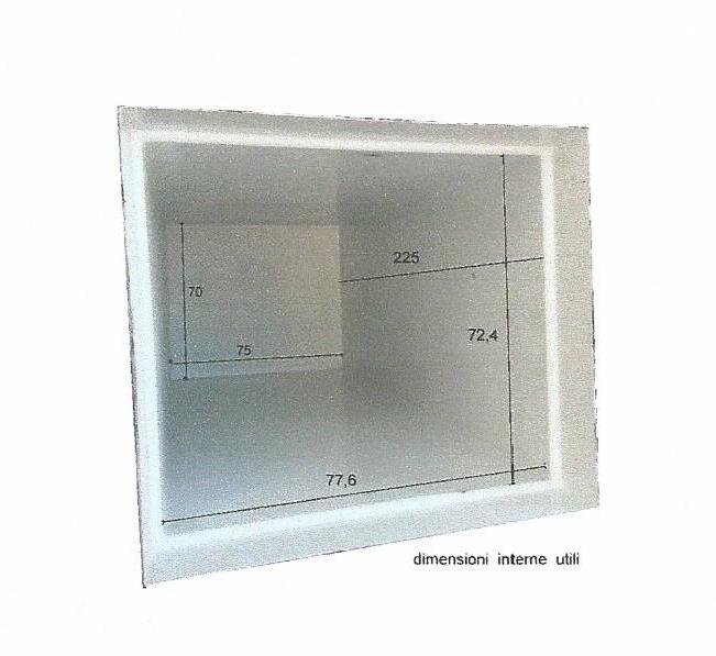 impossibilità di tumulazione smussatura spigoli del cofano La soluzione in fase di progettazione consiste nell assegnare le dimensioni della normativa (cm 75 x 70) al fondo del loculo, mentre l