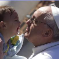 "Laudate e benedicete mi' Signore et rengratiate e serviateli cum grande humiltate." Tutti gli occhi dei fedeli sono rivolti al comignolo della Cappella Sistina. Prima fumata:nera!