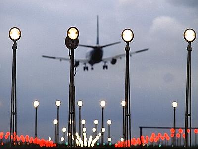 3 Aeroporti d'italia: il sistema pugliese Bari, Brinsi e Foggia: sono troppi tre aeroporti? Cristiano Bonapace Il sistema degli aeroporti pugliesi è composto dagli scali Bari, Brinsi e Foggia.