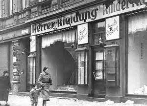 NEGOZI EBRAICI DISTRUTTI DOPO LA NOTTE DEI CRISTALLI Nella notte tra l'8 e il 9 novembre 1938 i nazisti uccidono molti ebrei, incendiano 191 sinagoghe distruggono 7.500 negozi ebraici.