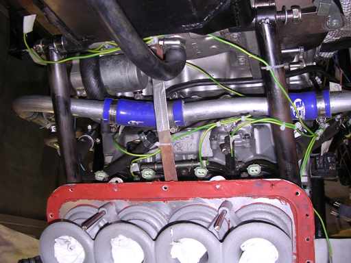 5.3. L ESPERIENZA PRATICA Figura 5.2: Realizzazione dello scheletro del cablaggio sulla vettura MG0308 zona motore 5.