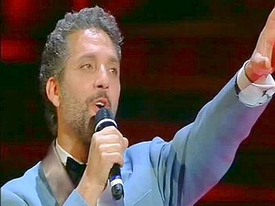 Sulle note di «Volare» cantata da Beppe Fiorello (protagonista della nuova fiction di Rai Uno), si apre la seconda serata del Festisval, che riporta Domenico Modugno sul celebre palco dell Ariston.