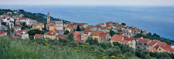 INGORDI DI BORGHI a cura di Discovery Mellans Cipressa Il divoratore di borghi questa volta si é mangiato una bella lezione.