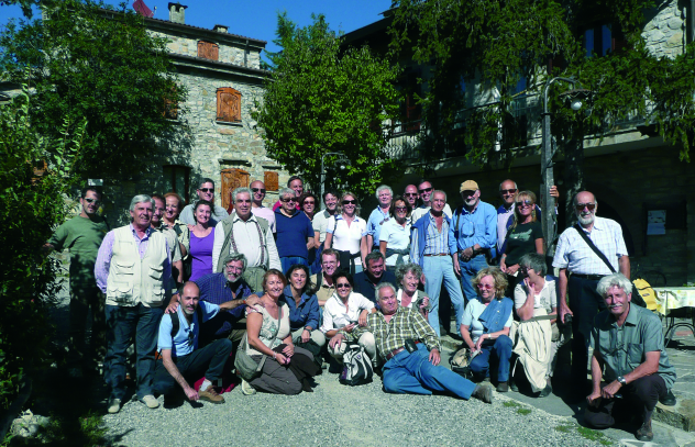 Escursione in Appennino: i partecipanti raccolti a Brugnello (Val Trebbia). l AIGeo, con il coordinamento della prof.ssa Rita Melis.