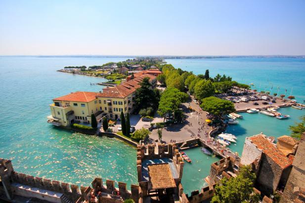 SIRMIONE Sirmione è una delle mete turistiche più frequentate del Lago di Garda, in Lombardia (provincia di Brescia).