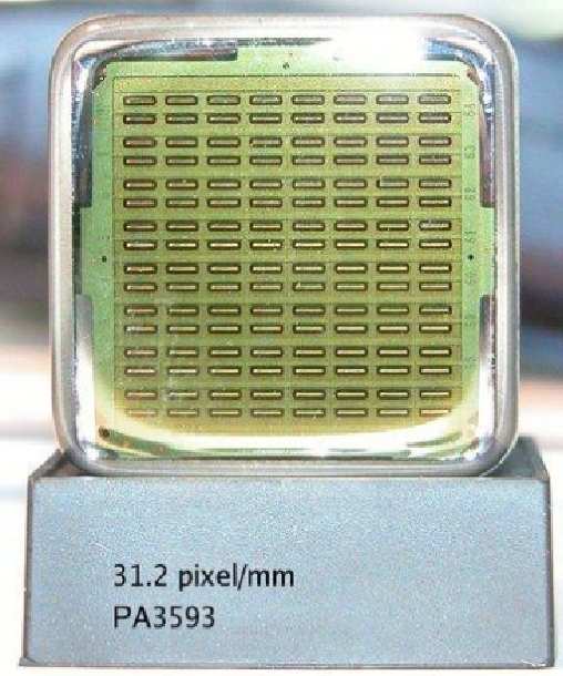 2.1 Le caratteristiche di ERPA 23 Il fotomoltiplicatore R7600-00-M64 contiene 64 anodi di 2 2 mm 2 (figura 2.