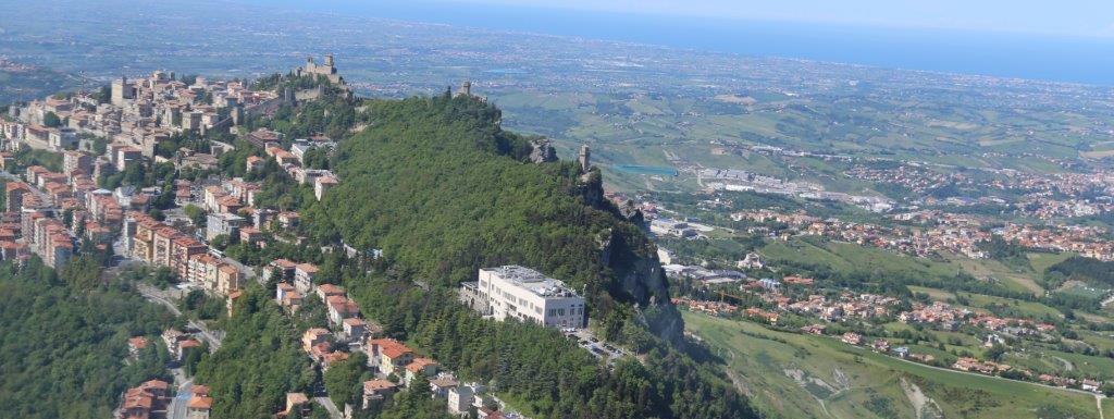 Situata approssimativamente a 15 km dal casello dell Autostrada A-14 'Rimini Sud' e a circa 20 km dall Aeroporto Internazionale 'Federico Fellini' di Miramare, San Marino ha un estensione