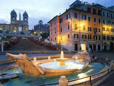 La scalinata della Trinità dei Monti è fatta da 135 scalini ed è decorata con terrazze giardino che in primavera e in estate vengono ornate da fiori, è